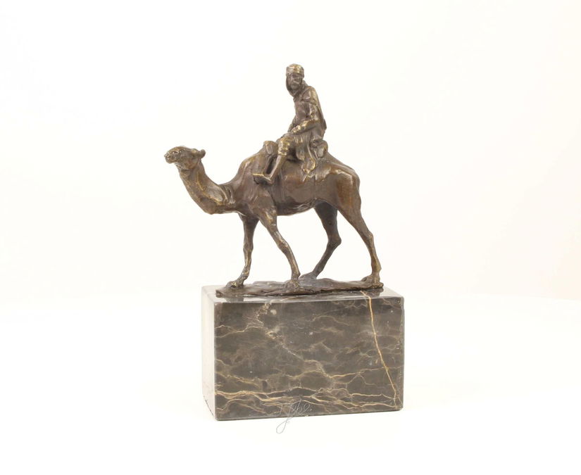 Arab pe camila-statueta diin bronz pe un soclu din marmura