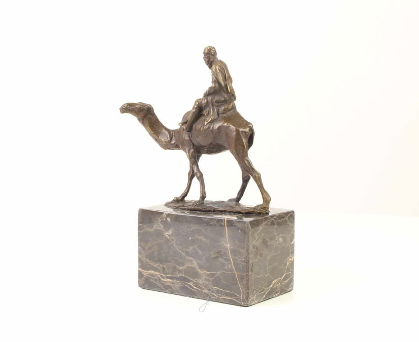 Arab pe camila-statueta diin bronz pe un soclu din marmura