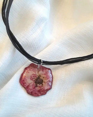 colier cu pandantiv handmade cu trandafir natural sigilat in rasina