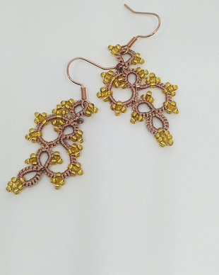 Cercei bej cu auriu din dantela frivolite, cercei lucrati cu suveicuta, bijuterii dantela tatting