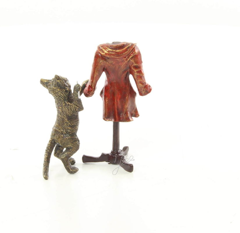 Motanul croitor- statueta vieneza din bronz masiv