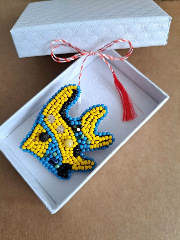 Cadouri 8 Martie -Broșă,model Pește,cusut cu mărgele și cristale, Albastru Galben
