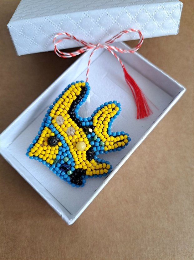 Cadouri 8 Martie -Broșă,model Pește,cusut cu mărgele și cristale, Albastru Galben