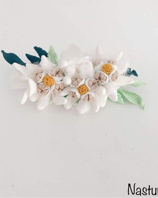 Broșă: floare de colț și hortensii
