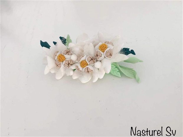 Broșă: floare de colț și hortensii