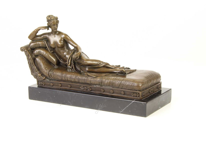 Pauline Bonaparte- statueta din bronz pe un soclu din marmura