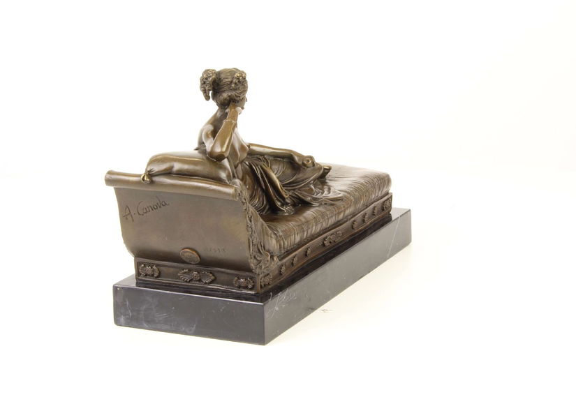 Pauline Bonaparte- statueta din bronz pe un soclu din marmura