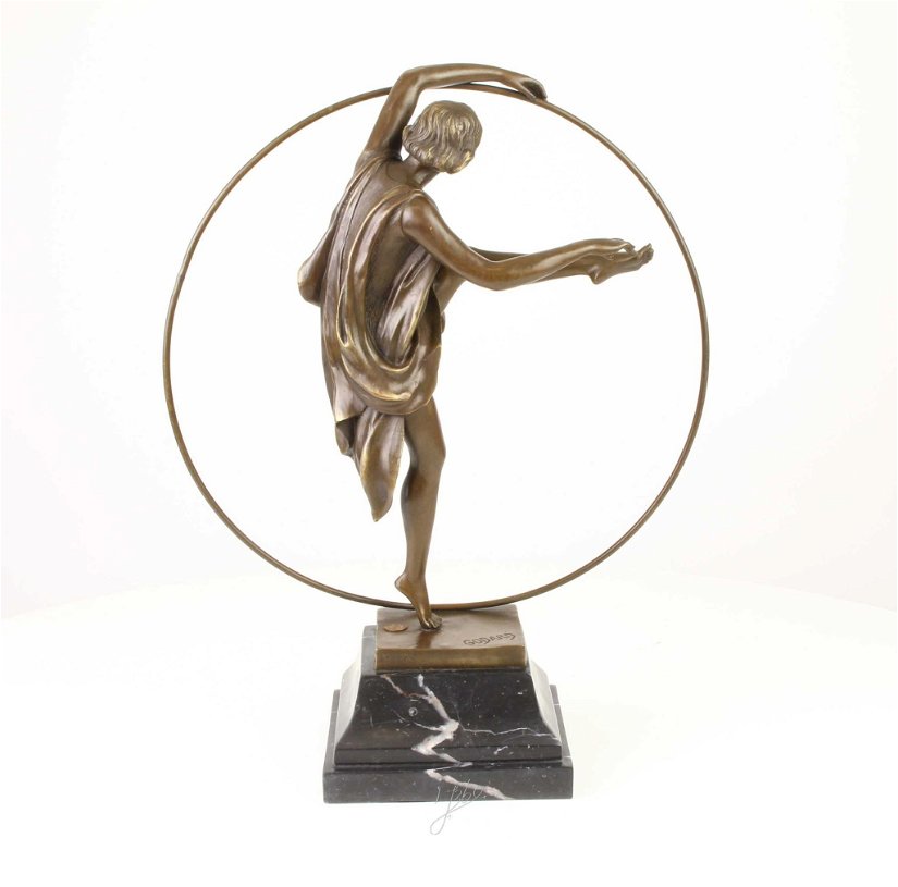 Dansatoare georgiana -statueta din bronz pe un soclu din marmura