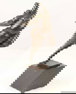 Femeie nud-statueta moderna din bronz pe un soclu din marmura