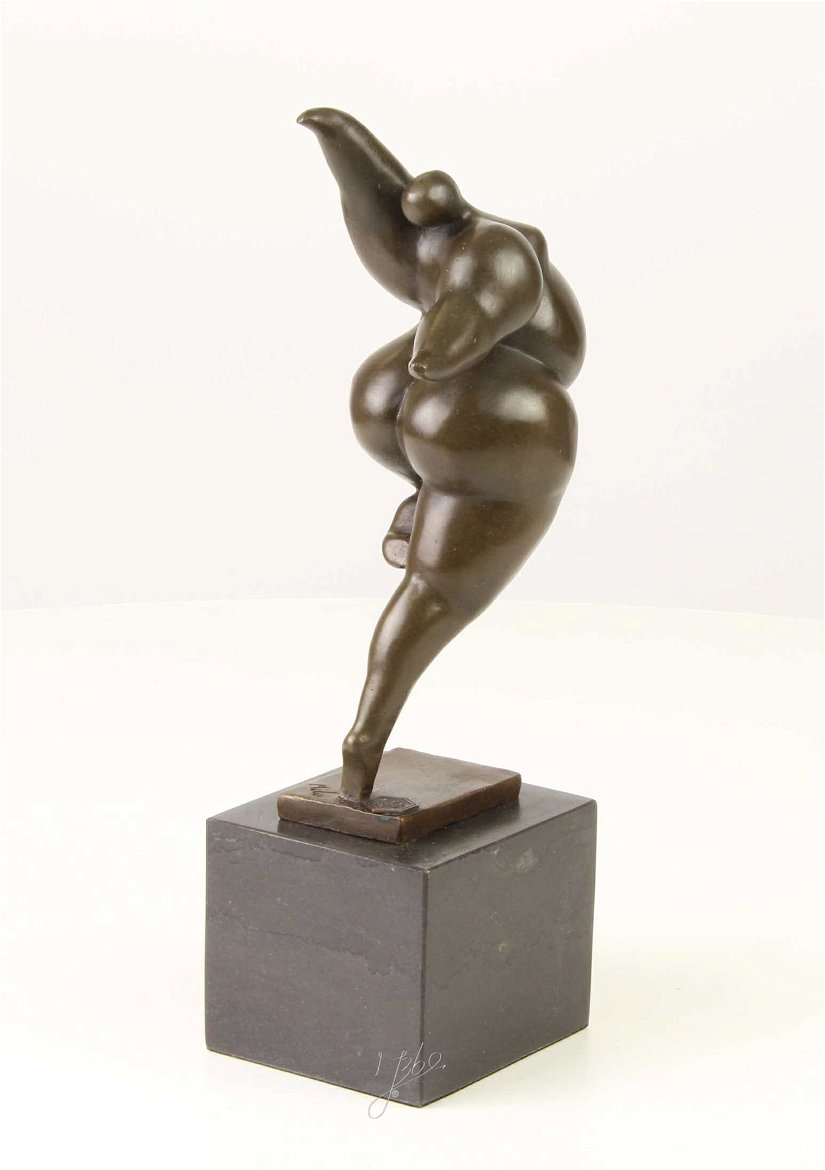 Femeie nud-statueta moderna din bronz pe un soclu din marmura