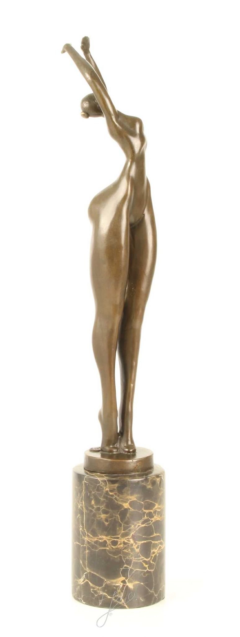 Nud- statueta moderna din bronz pe un soclu din marmura