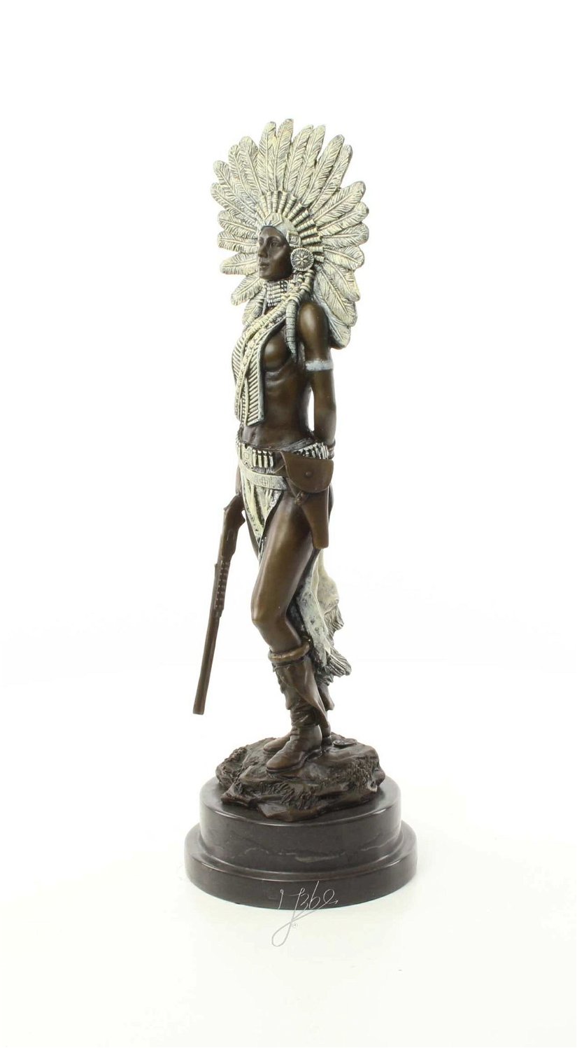 Indianca cu pene- statueta din bronz pe un soclu din marmura
