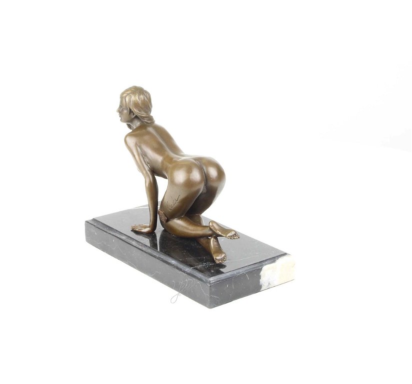 Nud- statueta din bronz pe soclu din marmura
