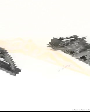 Nud -statueta din bronz pe un soclu