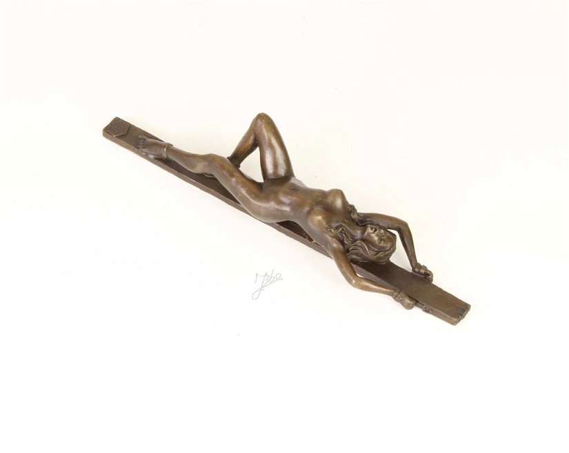Nud -statueta din bronz pe un soclu