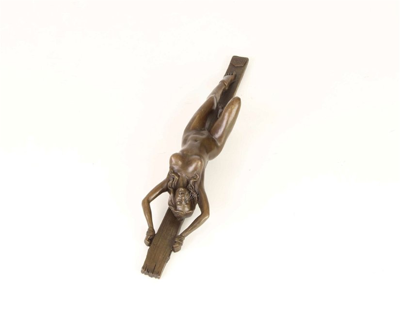 Nud -statueta din bronz pe un soclu