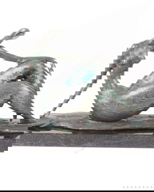 Nud -statueta modernista din bronz pe un soclu din marmura