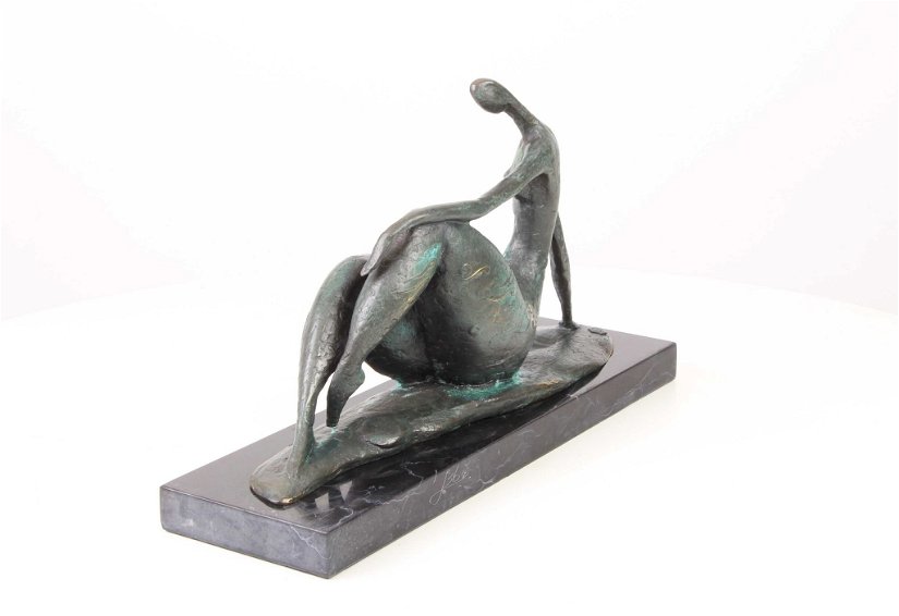 Nud -statueta modernista din bronz pe un soclu din marmura