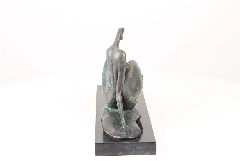 Nud -statueta modernista din bronz pe un soclu din marmura