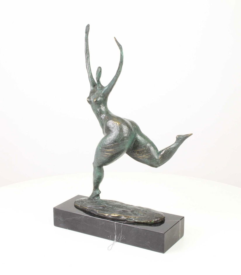 Nud -statueta din bronz moderna din bronz pe un soclu din marmura