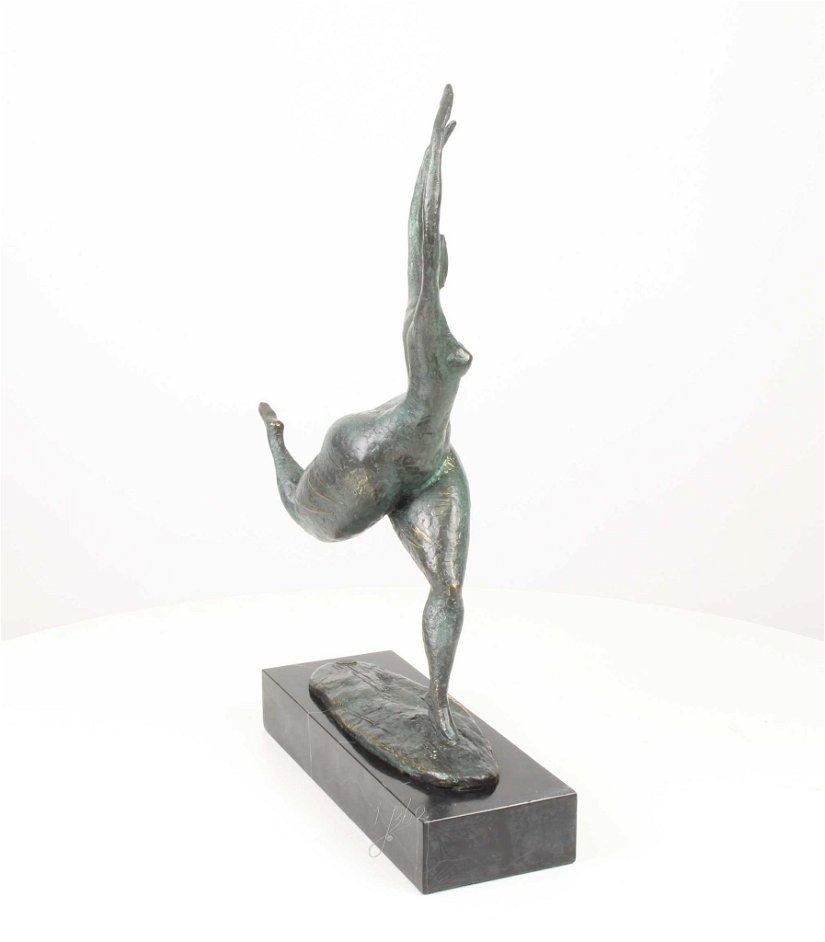 Nud -statueta din bronz moderna din bronz pe un soclu din marmura