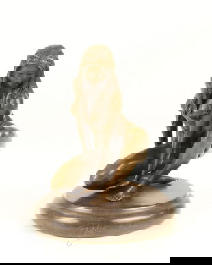 Nud inghenunchiat- statueta din bronz pe un soclu din marmura