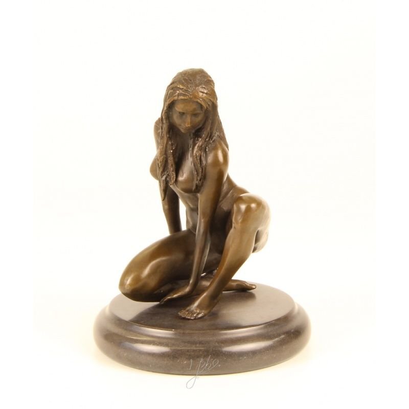 Nud inghenunchiat- statueta din bronz pe un soclu din marmura