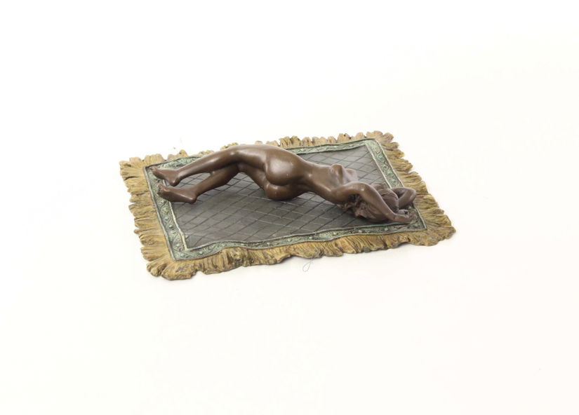 Nud pe o carpeta- statueta din bronz masiv