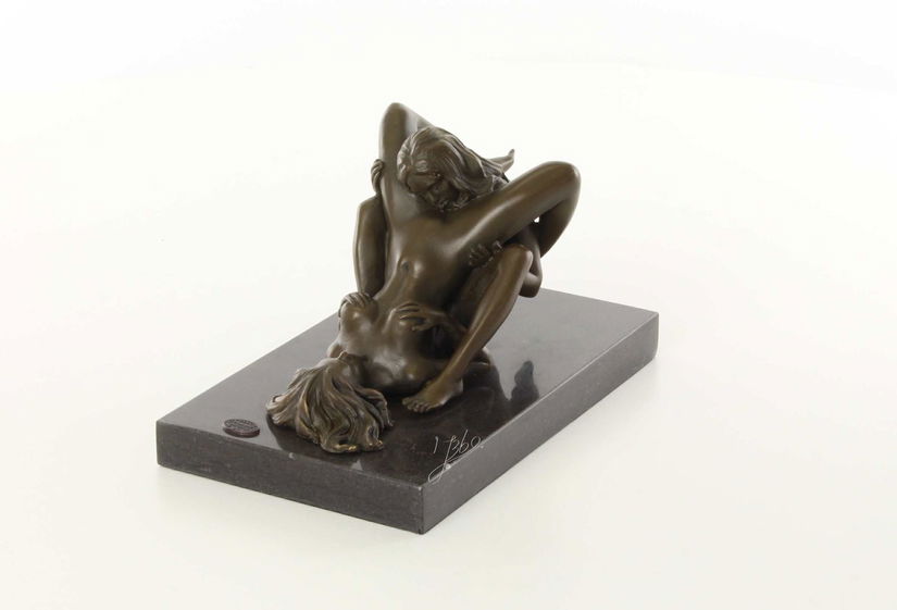 Doua femei - statueta erotica din bronz pe soclu din marmura