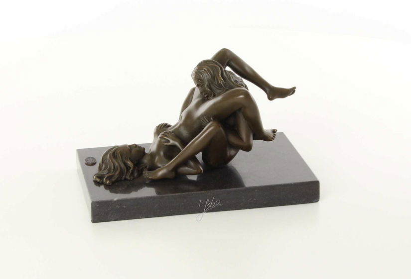 Doua femei - statueta erotica din bronz pe soclu din marmura