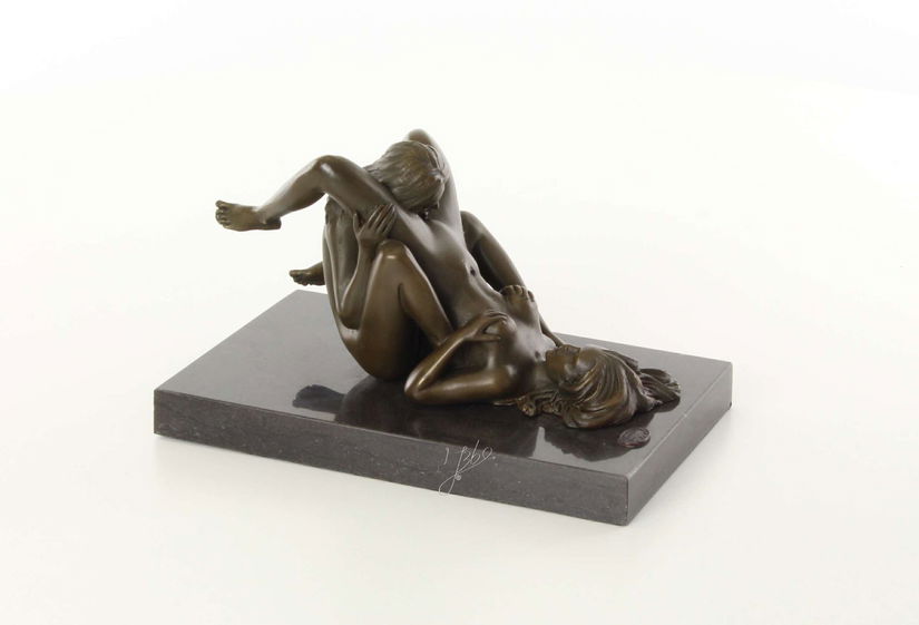 Doua femei - statueta erotica din bronz pe soclu din marmura