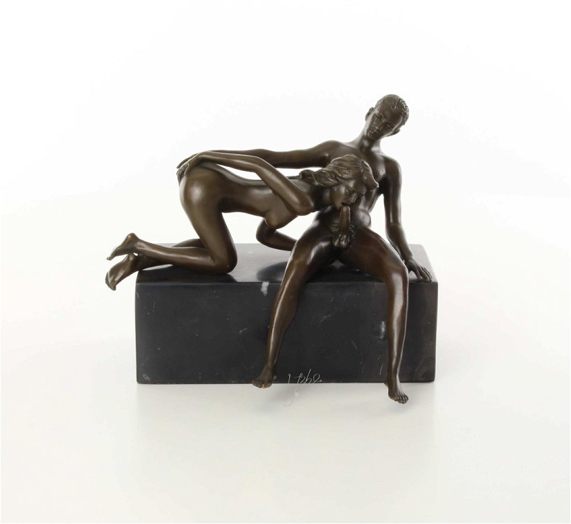 Cuplu facand dragoste - statueta erotica din bronz pe soclu din marmura