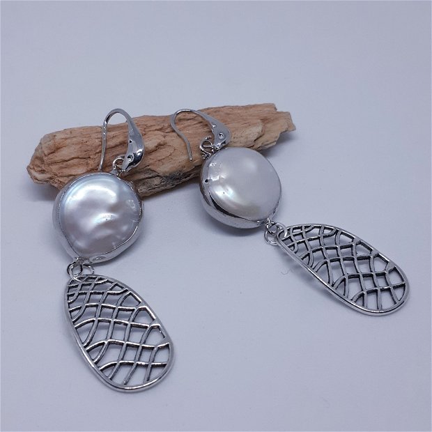 Cercei atarnatori cu perle baroce si accesorii metalice argintii