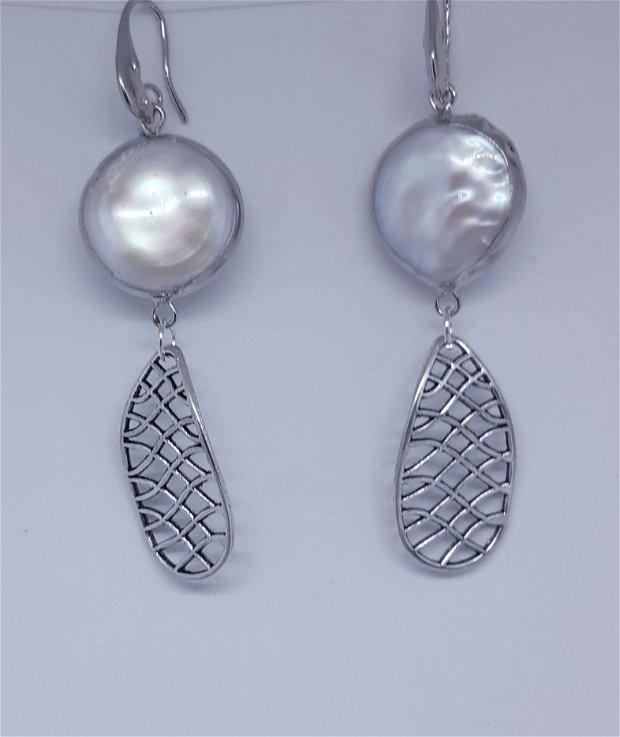 Cercei atarnatori cu perle baroce si accesorii metalice argintii