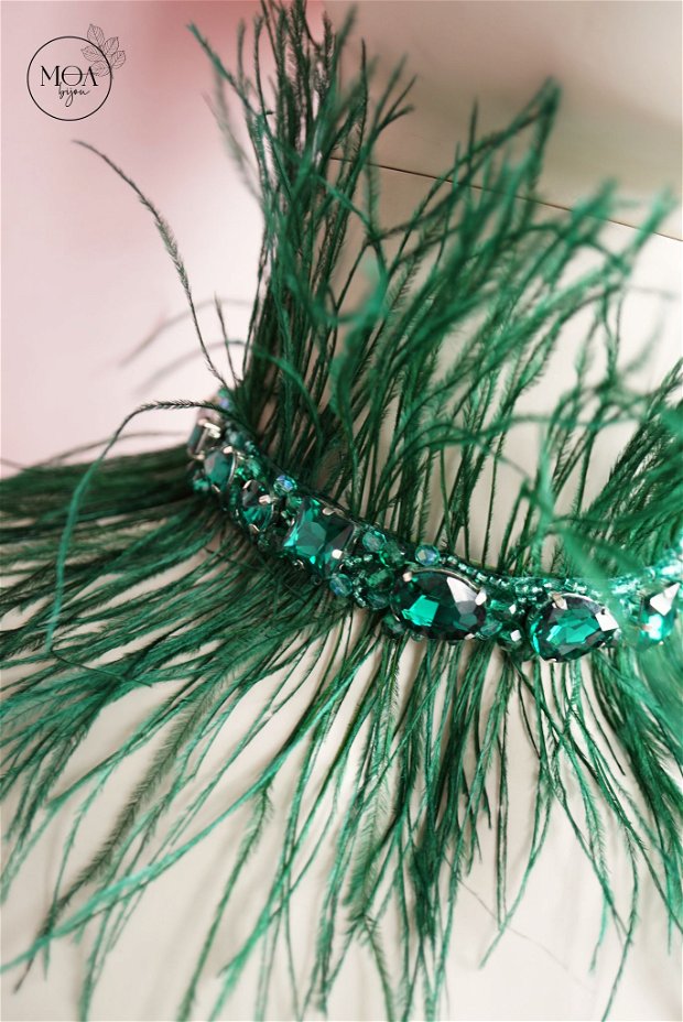 Colier/choker verde cu cristale, margele si pene