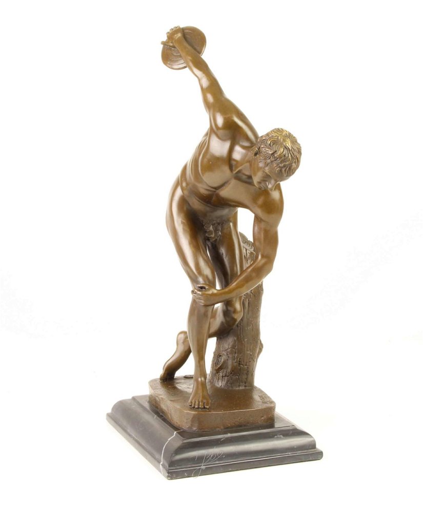 Omul cu disc - statueta din bronz pe soclu din marmura