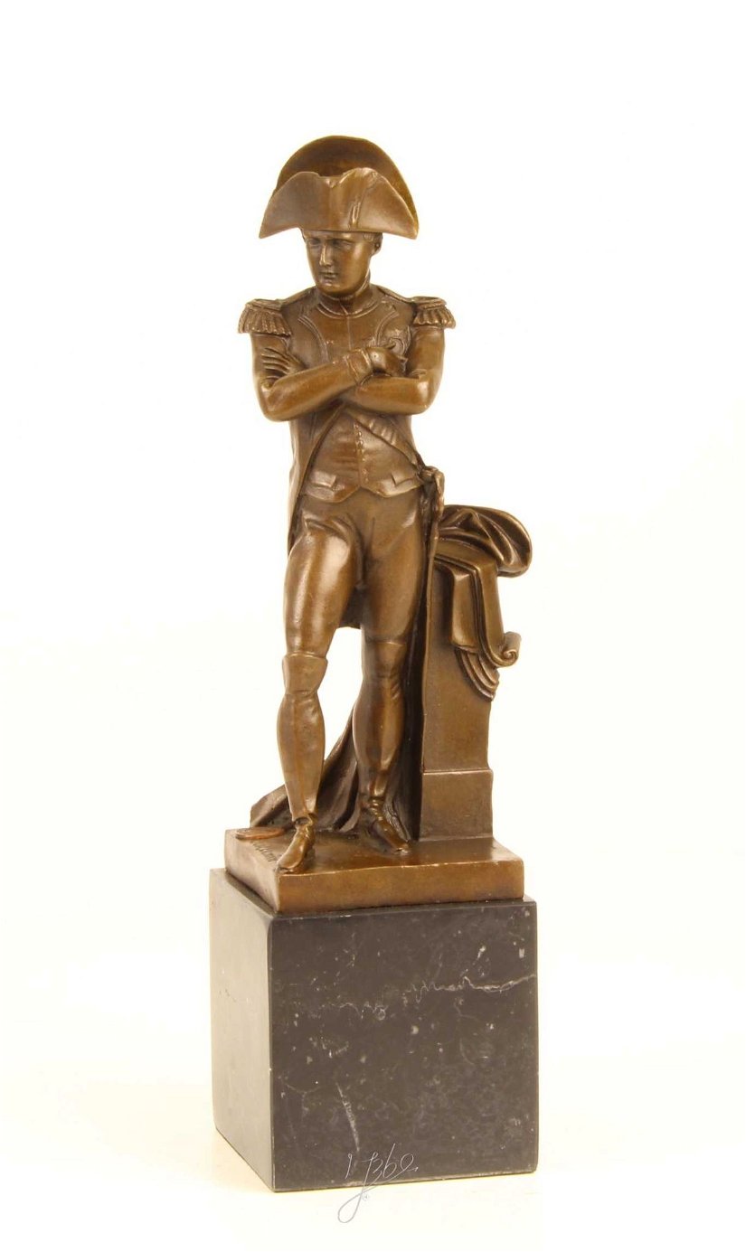 Napoleon -statueta din bronz pe un soclu din marmura