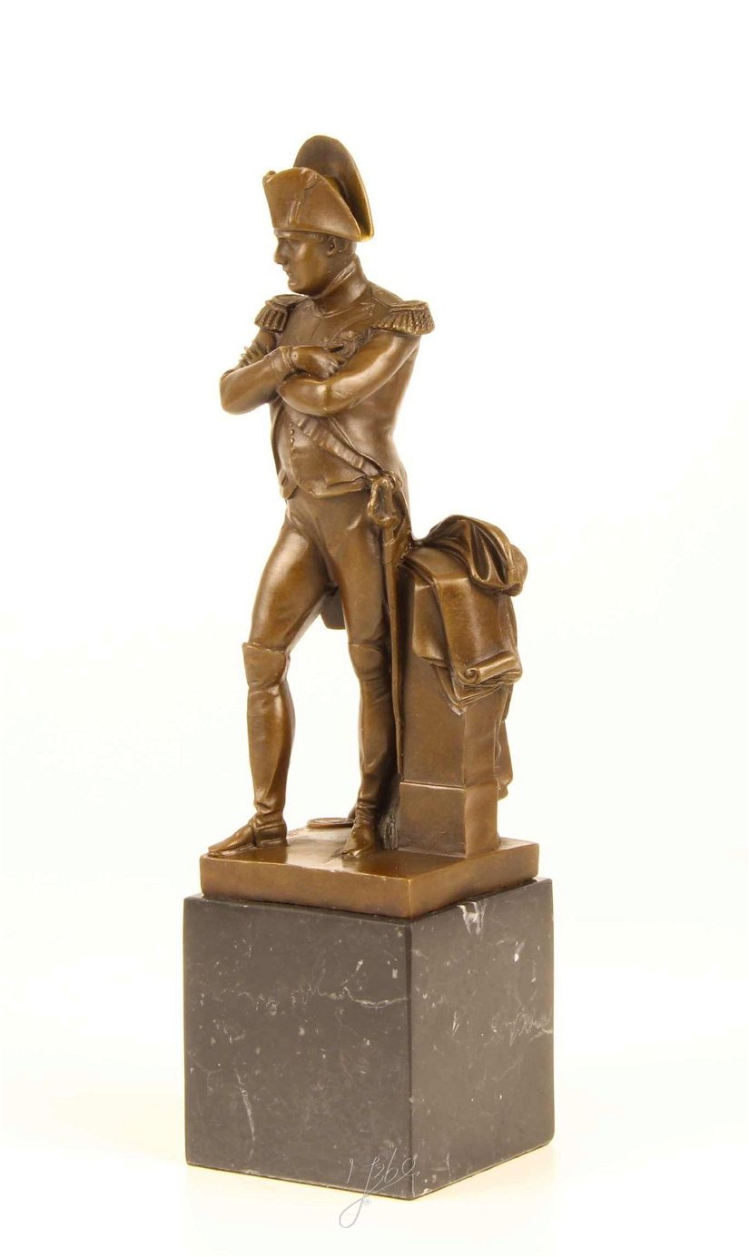 Napoleon -statueta din bronz pe un soclu din marmura