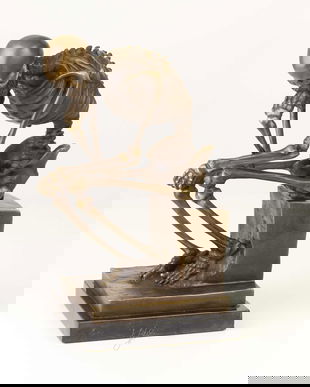 Schelet ganditor- statueta din bronz pe un soclu din marmura