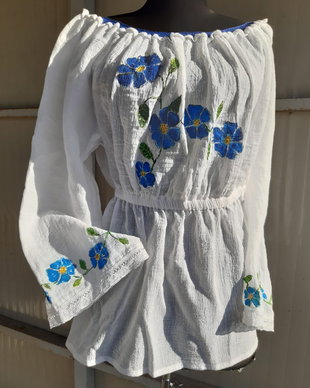 Bluza tip ie pictata manual/ie stilizata pictata manual cu floricele albastre