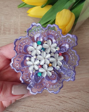 Brosa floare din dantela, Bijuterie statement