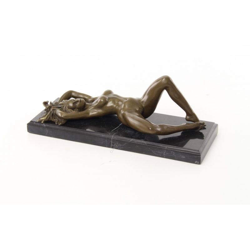 Femeie intinsa - statueta erotica din bronz pe soclu din