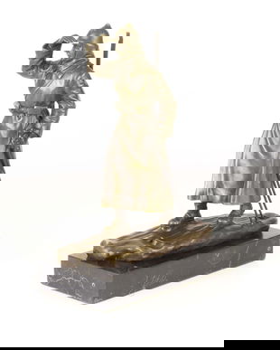 Soldat privind in zare- statueta din bronz pe un soclu din marmura