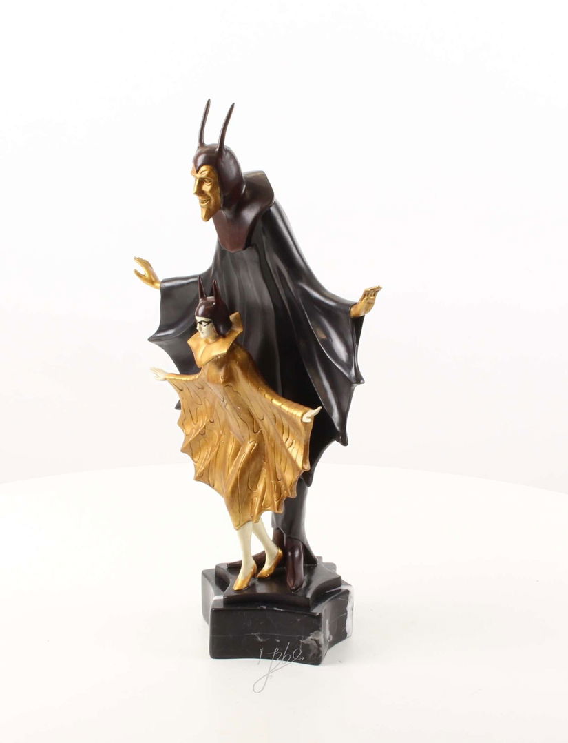 Satanela -statueta din bronz pictat pe un soclu din marmura