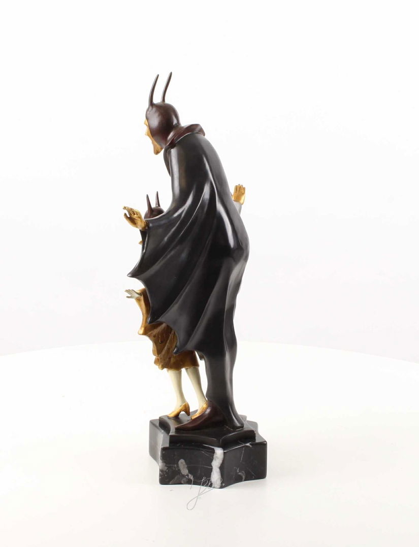 Satanela -statueta din bronz pictat pe un soclu din marmura