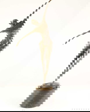 Barbat dansand-statueta moderna din bronz pe un soclu din marmura