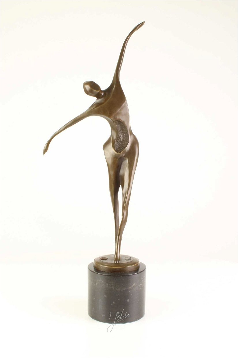 Barbat dansand-statueta moderna din bronz pe un soclu din marmura