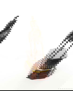 Jocheu calare- statueta din bronz pe un soclu din lemn