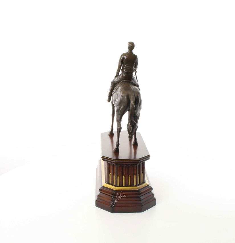 Jocheu calare- statueta din bronz pe un soclu din lemn