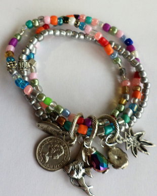 Bratara handmade din margele de nisip multicolore si charmuri din aliaj tibetan